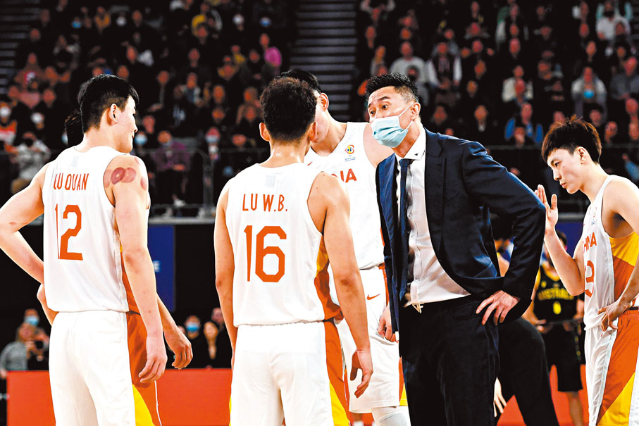 ◆ 杜鋒（右二）帶領中國男籃獲得世界盃出線權。 資料圖片