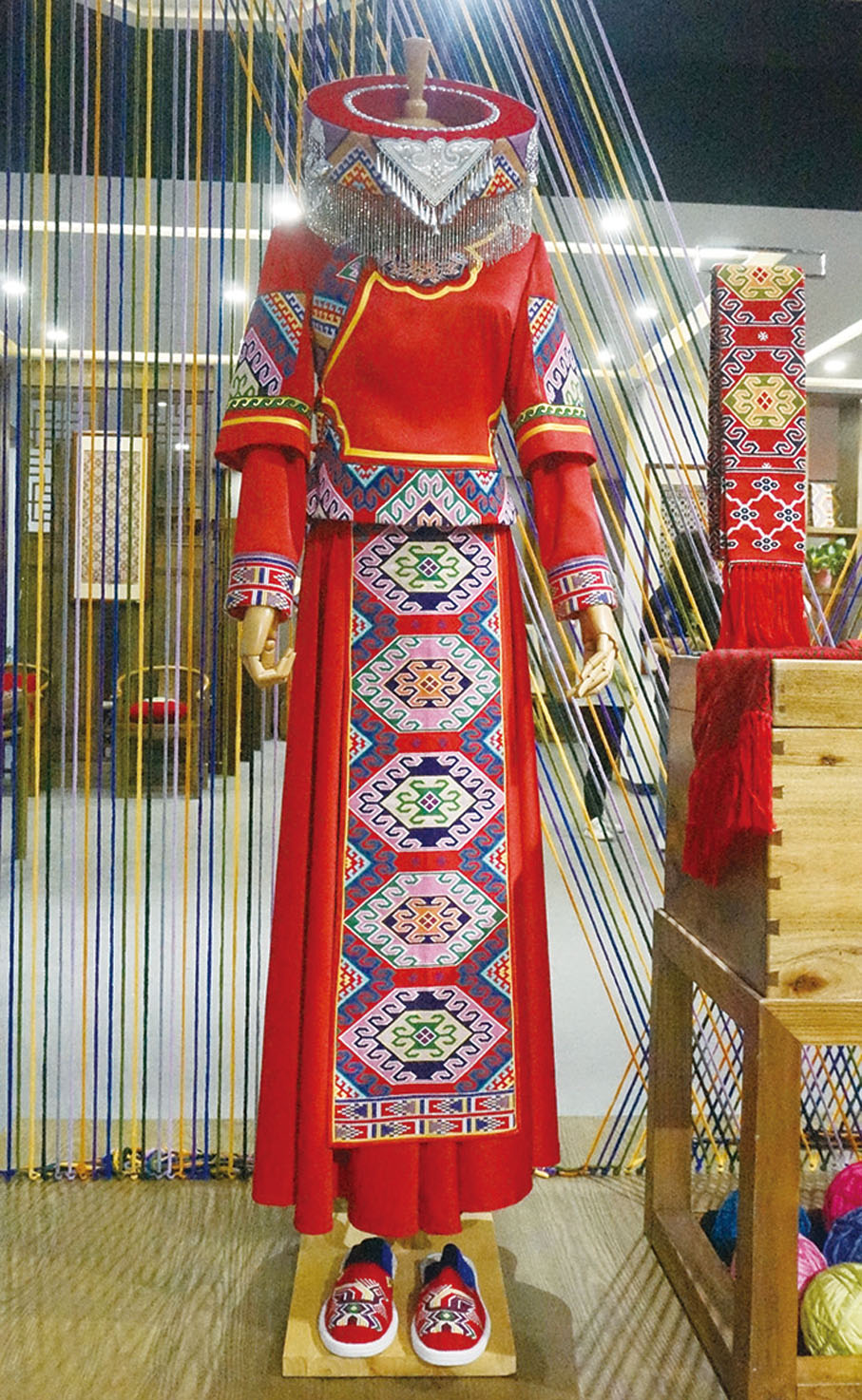 ◆土家織錦裝飾的嫁衣。譚錦屏 攝