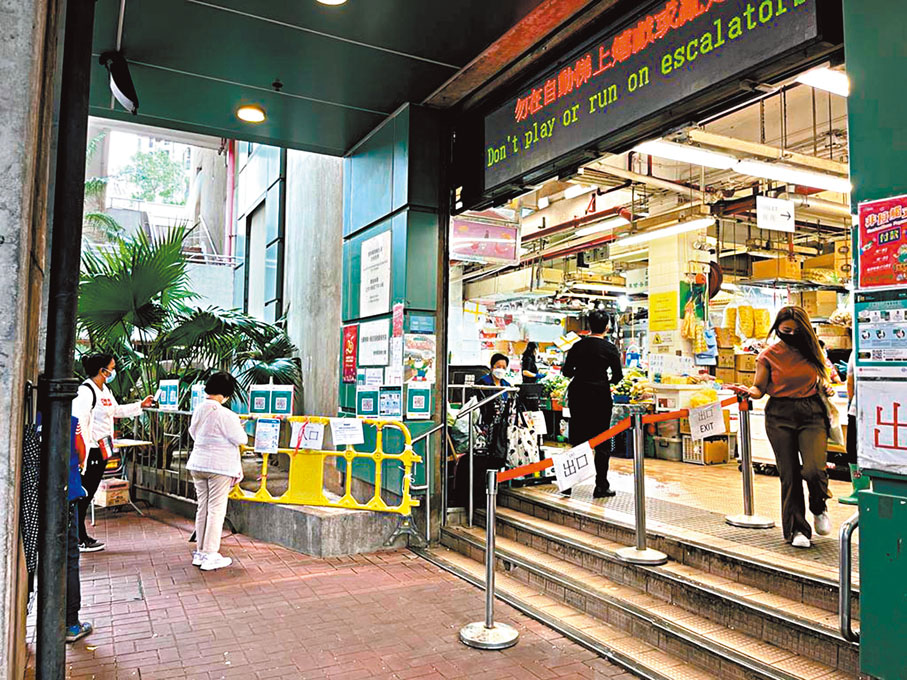 ◆沙田街市雖然已不屬「主動查核」處所，但市民已習慣掃「安心出行」進入。
