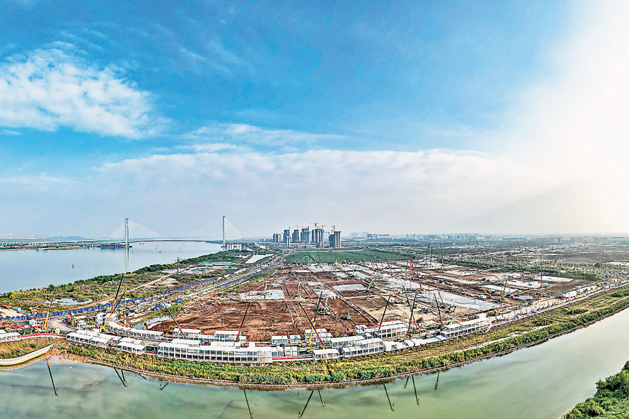◆廣州疫情處置進入關鍵期，多地正着手增建方艙醫院。圖為建設中的南沙健康驛站。 中新社