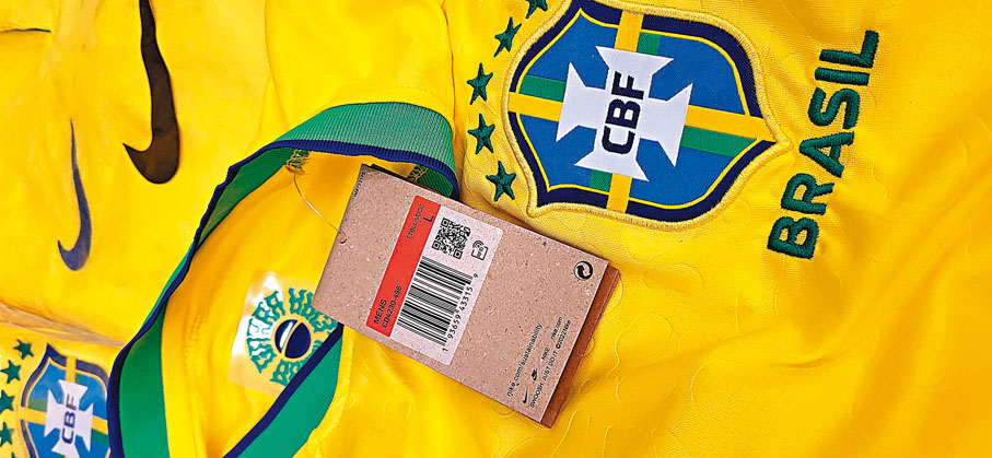 ◆檢獲的「老翻」球衣與正版貨一樣用立體字印刷，並掛有球衣顏色及尺碼吊牌等，同時附有二維碼（QR Code）可連結到正版網站。 香港文匯報記者  攝