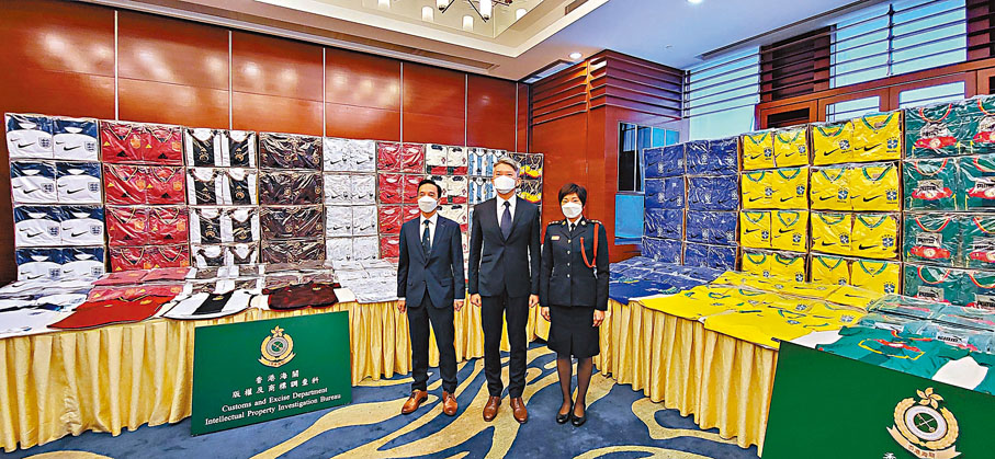 ◆ 海關連日在陸路口岸的貨車及物流公司，檢獲超過10萬件世界盃決賽周參賽國家隊冒牌球衣。 香港文匯報記者  攝