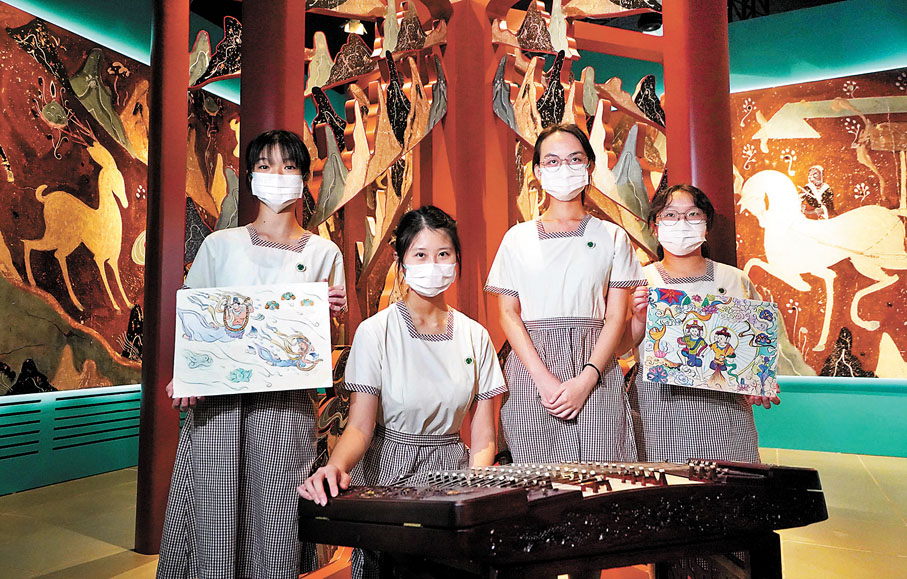 ◆沙田官立中學開展「心繫家國──沙官敦煌文化之旅」主題活動。左起：蘇詩雅、林頌怡、歐泳儀、林卓賢。香港文匯報記者曾興偉  攝