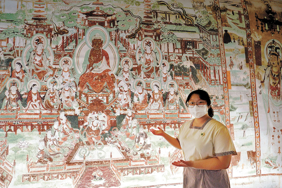 ◆ 文化大使為記者導賞《觀無量壽經變》壁畫。香港文匯報記者曾興偉  攝