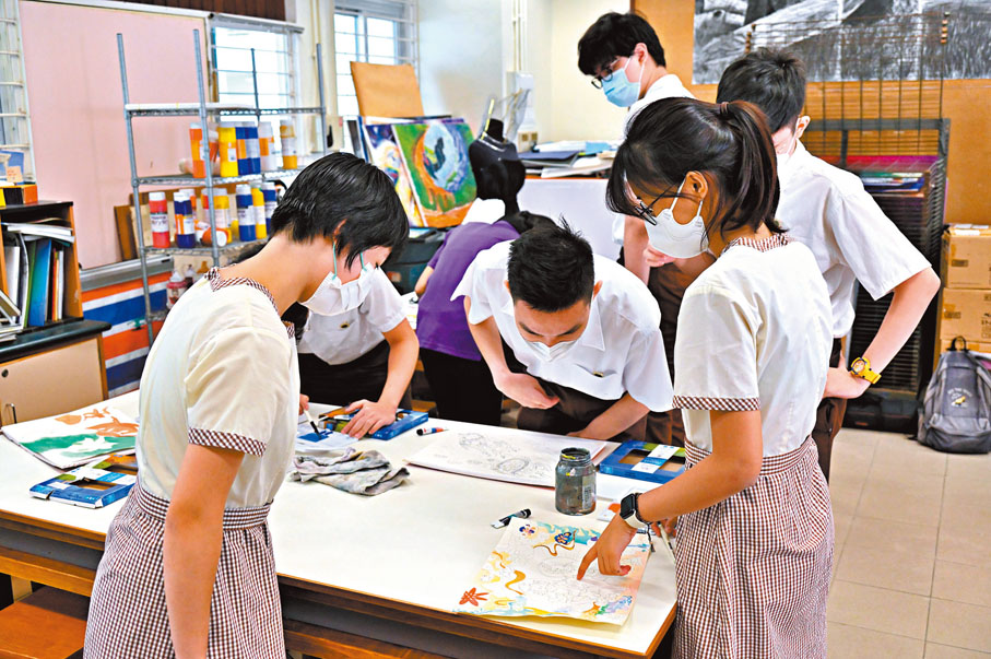◆ 視藝科學生進行水彩畫創作。 沙田官中圖片