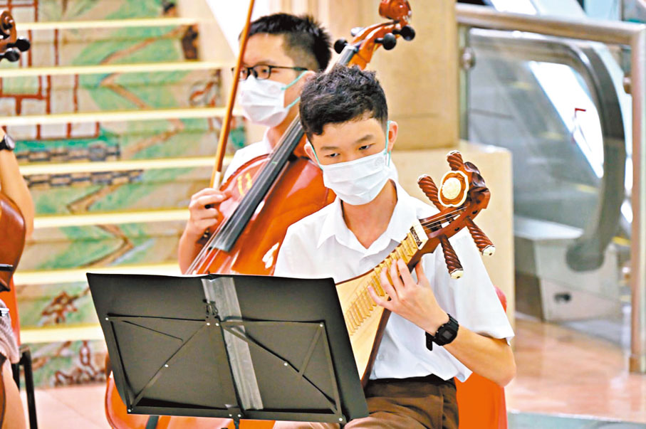 ◆ 學生在文化博物館中庭演奏敦煌樂曲。沙田官中圖片