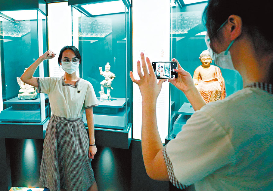 ◆ 學生觀賞香港文化博物館舉辦的「敦煌──千載情緣的故事」展覽。香港文匯報記者曾興偉  攝