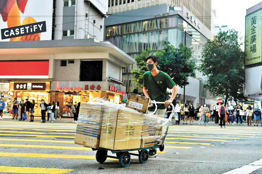 ◆香港失業率由2022年7月至9月的3.9%下跌至2022年8月至10月的3.8%。圖為香港街頭的勞動者。 中通社