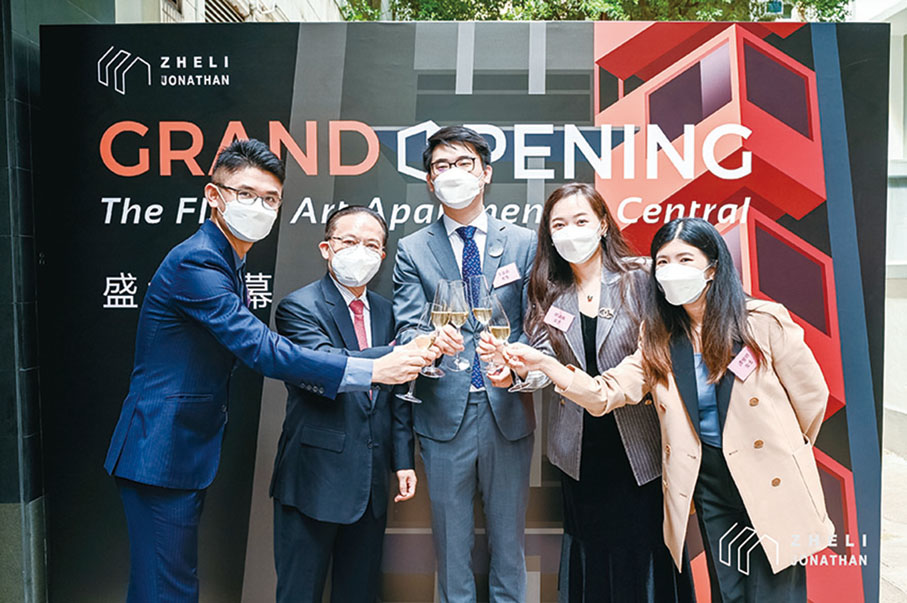 ◆ 在The Jonathan藝術公寓開幕儀式上，主禮嘉賓共同舉杯。