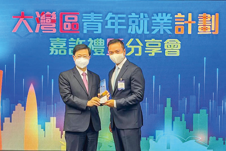 ◆ 李家超（左）向朱鼎耀頒發嘉許獎座。