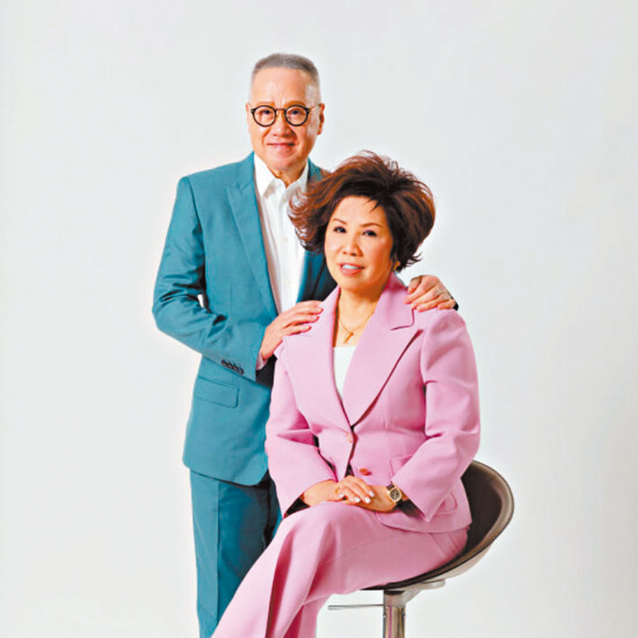 ◆莎莎國際主席及行政總裁郭少明 (左)預期，港澳業務下半財年可持續改善。旁為公司副主席郭羅桂珍。