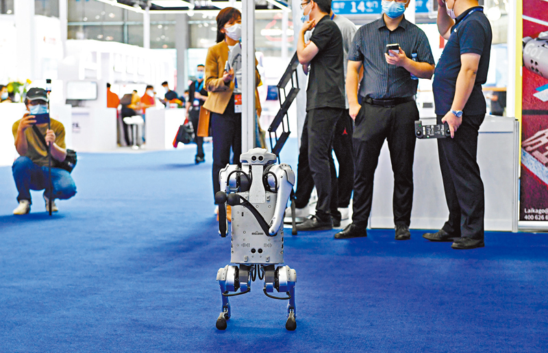 ◆伴隨仿生機器人可完成高難度動作並適應複雜地形。 新華社