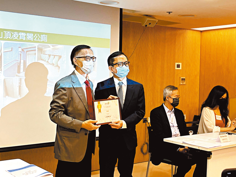 ◆蘇金標（左）為食環署代表頒獎。香港文匯報記者郭倩  攝