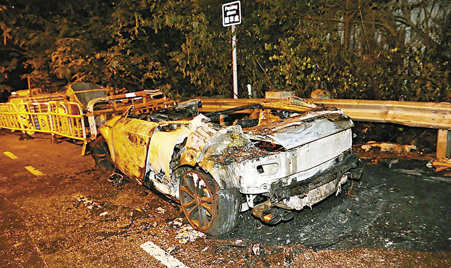 ◆涉嫌車禍後不顧而去的私家車,數小時後在屯門被發現遭縱火焚毀。 資料圖片