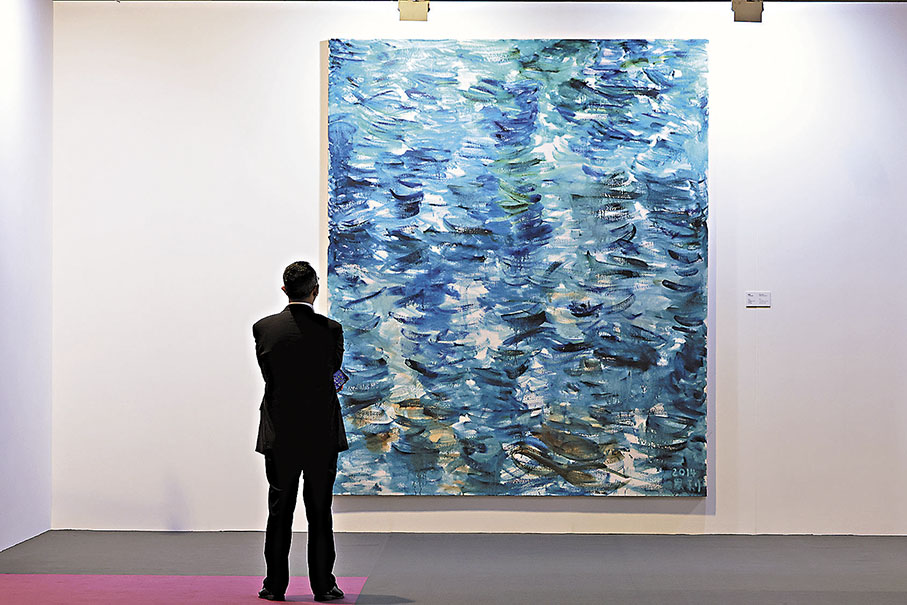 ◆香港藝術市場蓬勃，展現多元文化特徵。圖為展場中觀眾駐足於張恩利的《水》前。 「藝文香港」提供