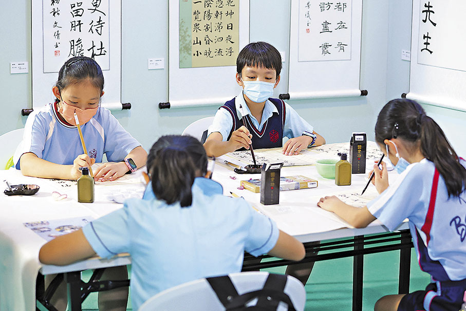 ◆美學教育任重道遠。圖為學生在「藝文香港」現場體驗書法。 「藝文香港」提供