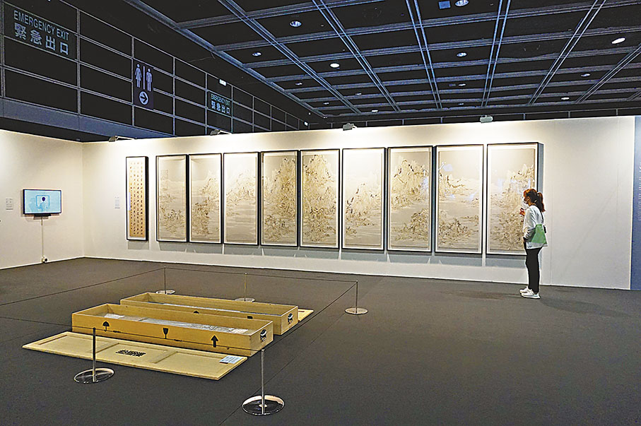 ◆現場展出王天德大呎幅的九聯作《盧茨三水圖》。  張岳悅 攝