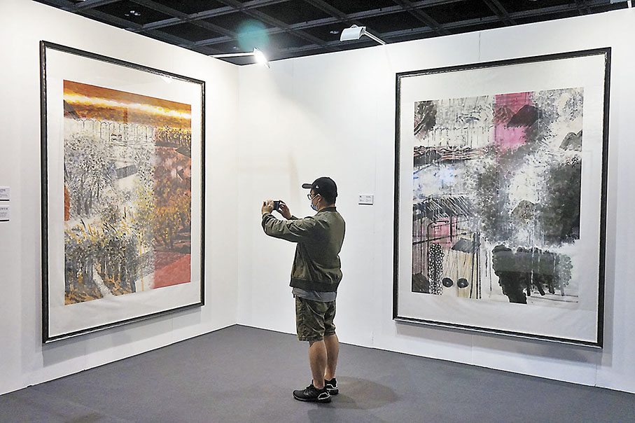 ◆觀眾駐足在林天行專為展覽創作的新作《新界日出》前。  張岳悅 攝