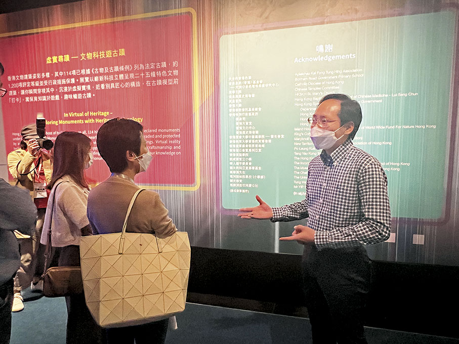 ◆古物古蹟辦事處一級助理館長袁賜弟（右）介紹展覽理念。