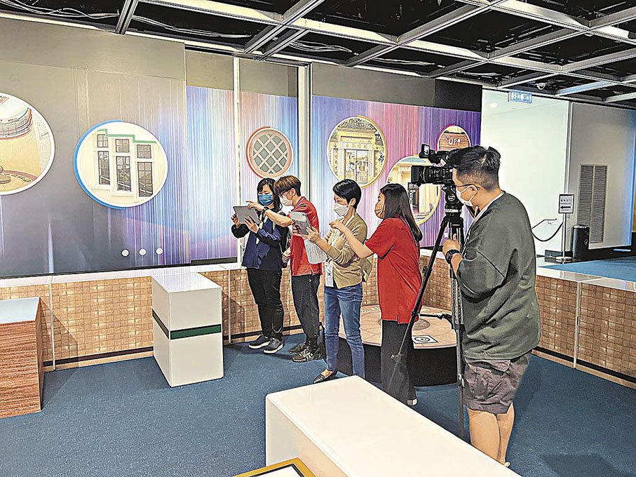 ◆參觀者在導賞員的協助下體驗古蹟「密室逃脫」。