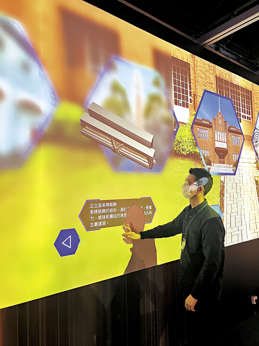 ◆蔡騰翼演示以「互動文物長廊」欣賞古蹟之美。
