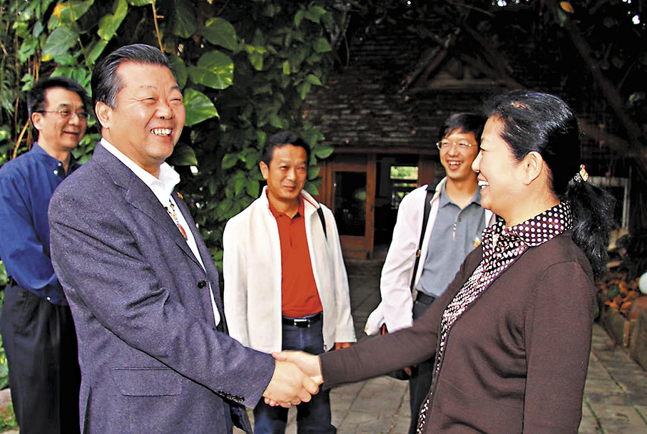 ◆刀林蔭（右）歡迎作者一行人來西雙版納交流茶文化。 作者供圖