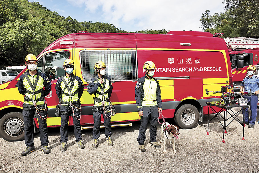 ◆「郊野樂行」會透過網絡追蹤行山客位置，警方亦可憑信號最後出現的地點縮窄搜尋範圍。圖為消防展示拯救人員裝備。 香港文匯報記者劉友光  攝