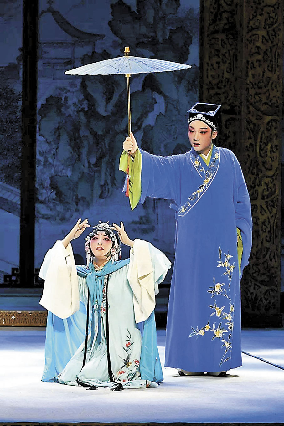 ◆黃艷艷（左）在莆仙戲《踏傘行》中飾王慧蘭。