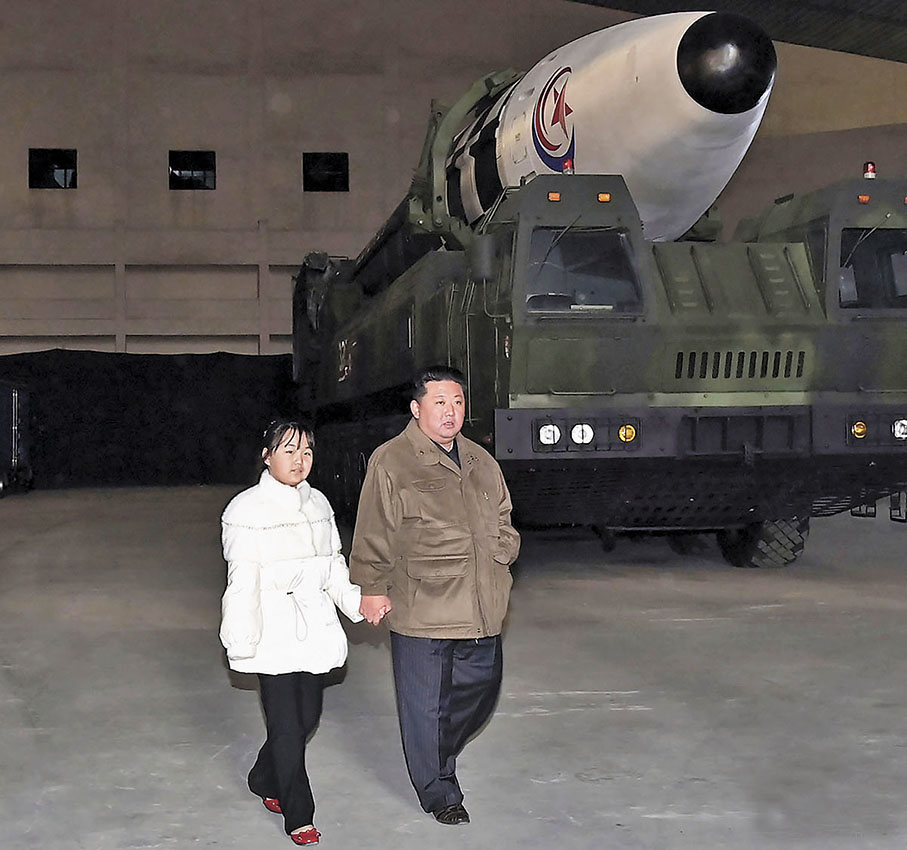 ◆ 金正恩牽着女兒的手視察導彈試射。 美聯社