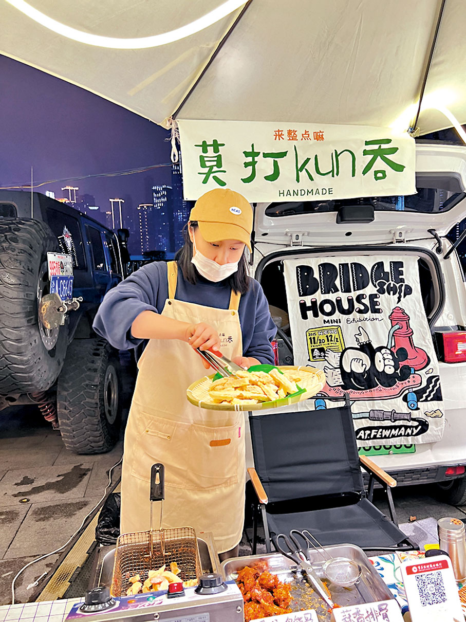 ◆插畫師小喬正在給客人製作小吃。孟冰 攝
