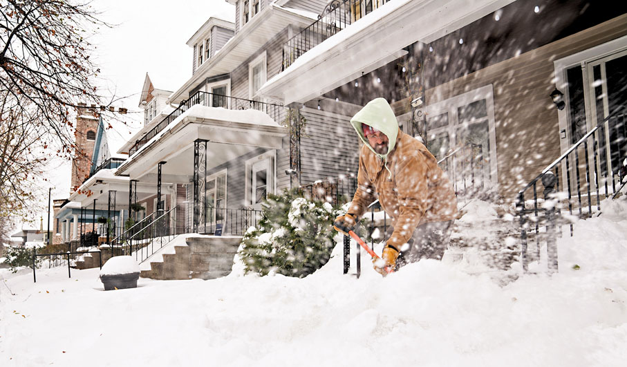 ◆紐約州11個縣進入緊急狀態，部分地區積雪高達1.8米。美聯社