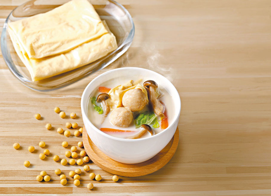 ◆和風骨膠原雞丸豆乳湯。