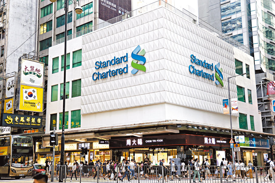 ◆渣打銀行宣布由今天起上調新造H按封頂息0.25厘,在經濟放緩下令供樓人士百上加斤,樓價亦恐將進一步受壓。 資料圖片
