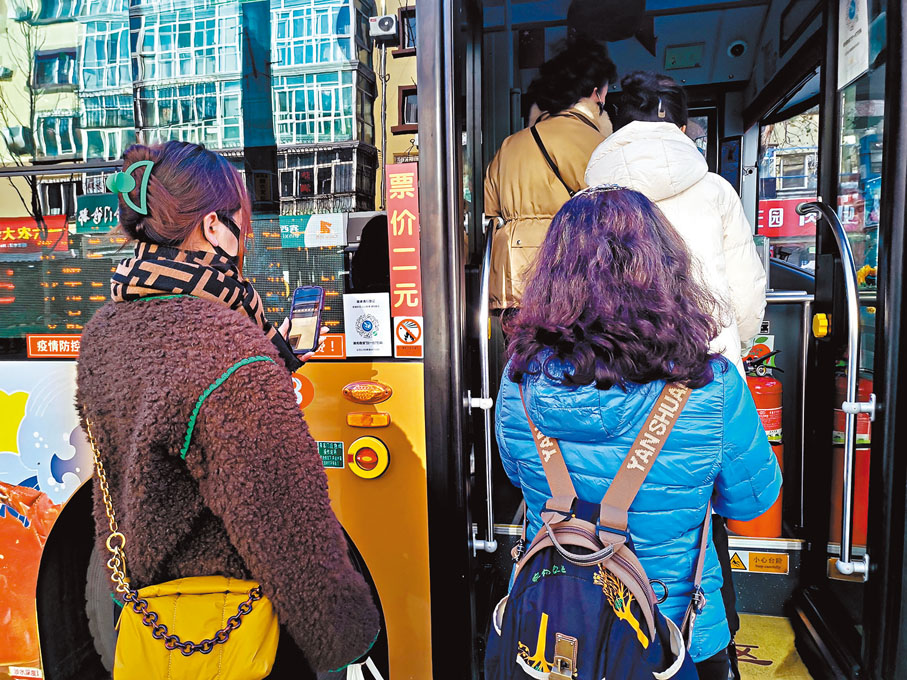 ◆哈爾濱市民掃碼乘車。香港文匯報記者吳千  攝