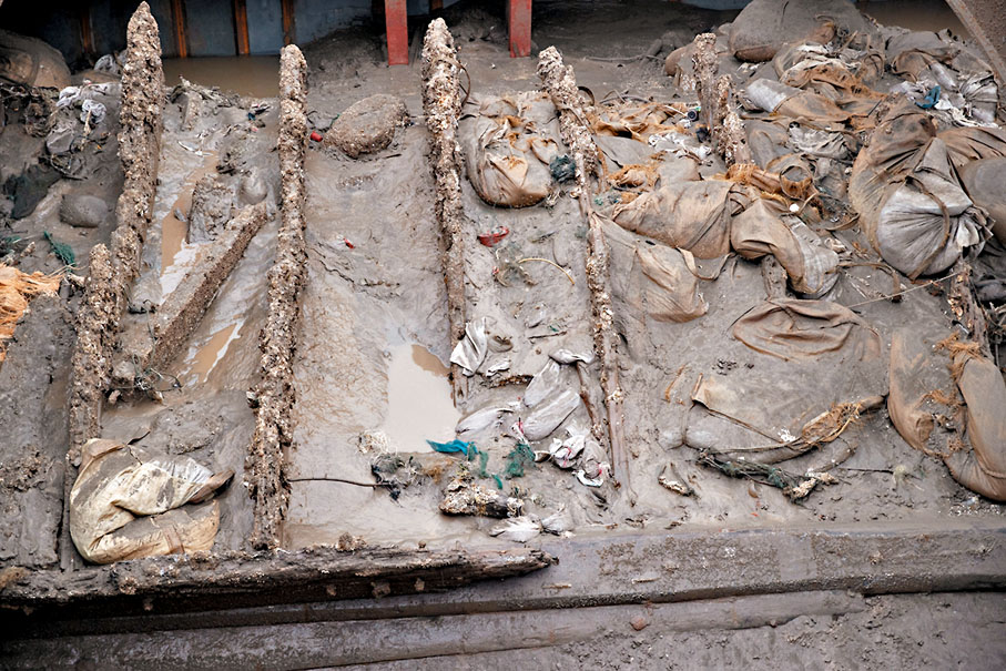 ◆11月21日清晨拍攝的露出水面的古船船體局部。 新華社