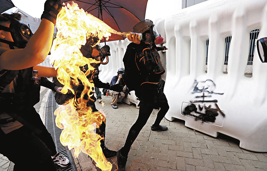 ◆ 2019年9月29日，大批暴徒在政總外暴動，堵路、縱火及投擲汽油彈。 資料圖片