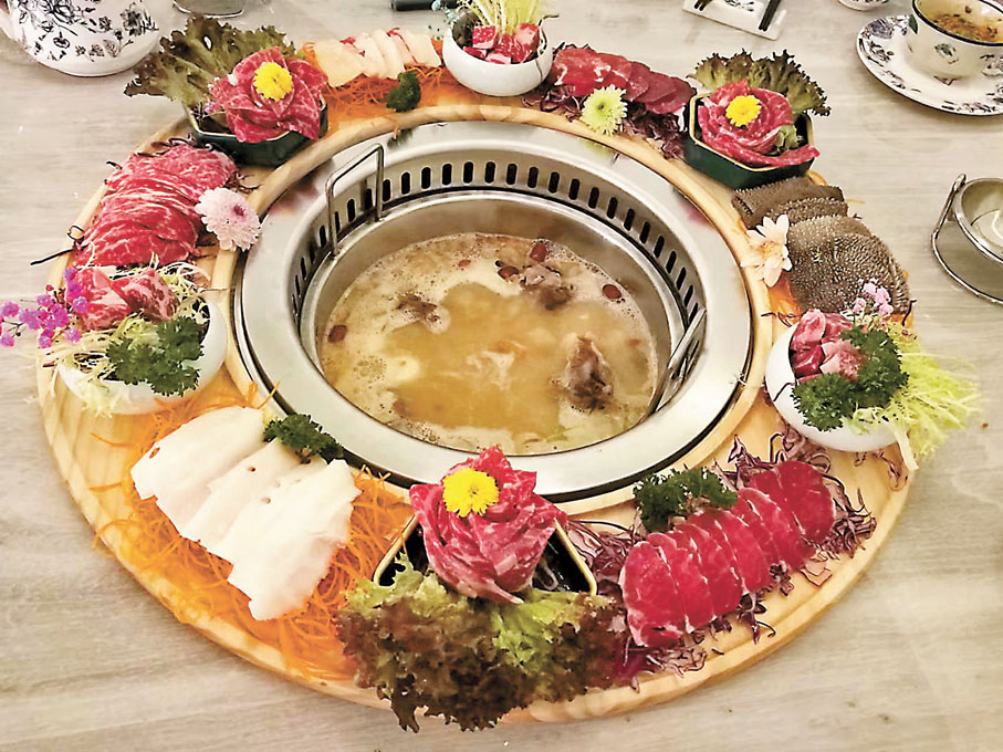 ◆黑蒜豬骨鍋及「香江拼」，如安格斯肥牛、手切肥牛及牛柳粒等。