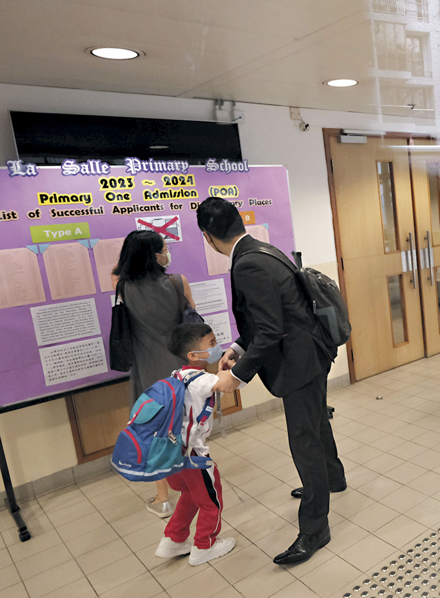 ◆ 儘管家長可於學校網頁查閱申請結果，但昨日仍有不少家長一早親臨學校見證派位結果。 香港文匯報記者涂穴  攝