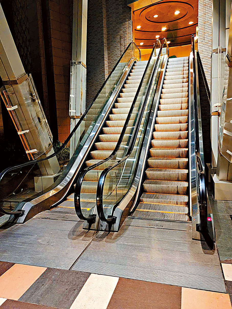 ◆ 公眾通道及發展商名下商場的扶手電梯，竟由小業主承擔逾九成維修保養費用。香港文匯報記者  攝