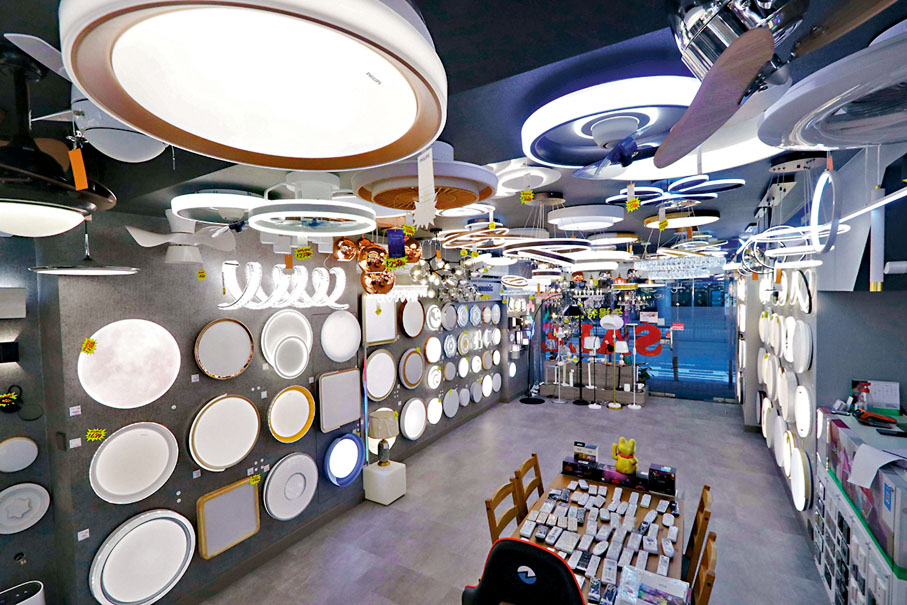 ◆燈飾店營業時間都會長期亮着燈飾。香港文匯報記者北山彥 攝