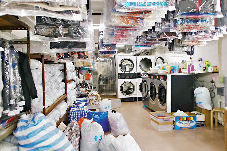 ◆洗衣店的電力、煤氣等燃料開支不菲。香港文匯報記者北山彥 攝