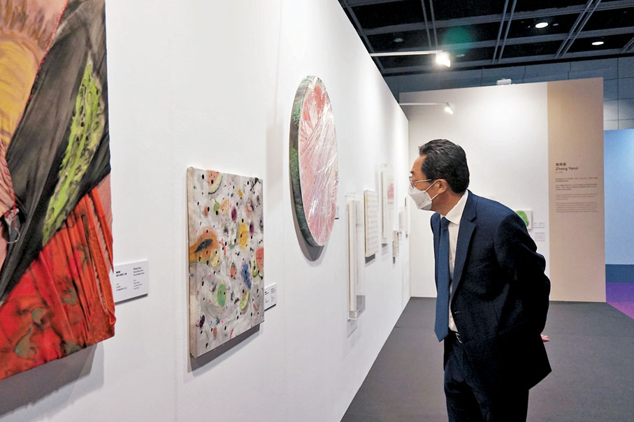 ◆焦天龍檢視「藝文香港」現場布展情況。