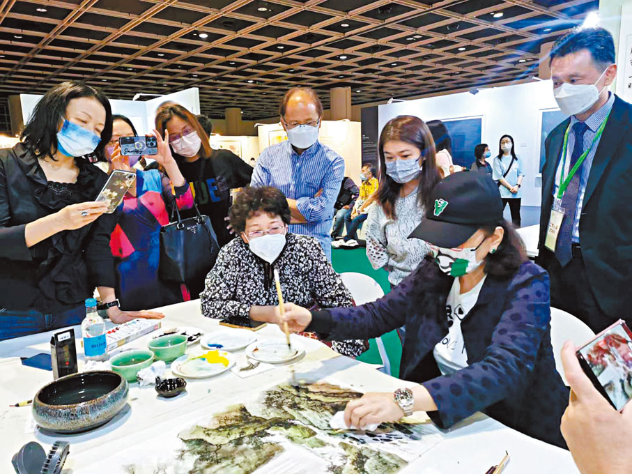 ◆導師黃湘詅現場演示國畫瀑布技法。 受訪者供圖