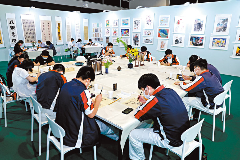 ◆學生們在西泠學堂工作坊及大師班中體驗書法。 「藝文香港」供圖