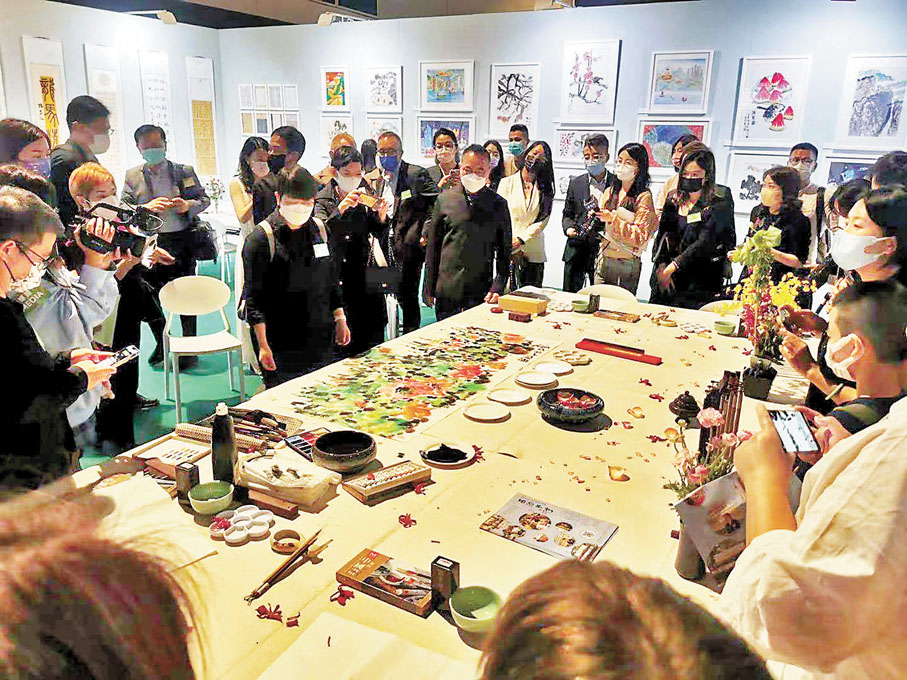 ◆林天行於大師班中教授「現代水墨重彩——荷花」。 中通社