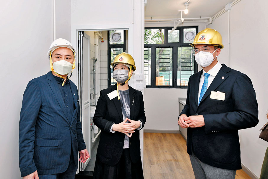 ◆ 何永賢參觀馬鞍山落禾沙過渡性房屋的示範單位。