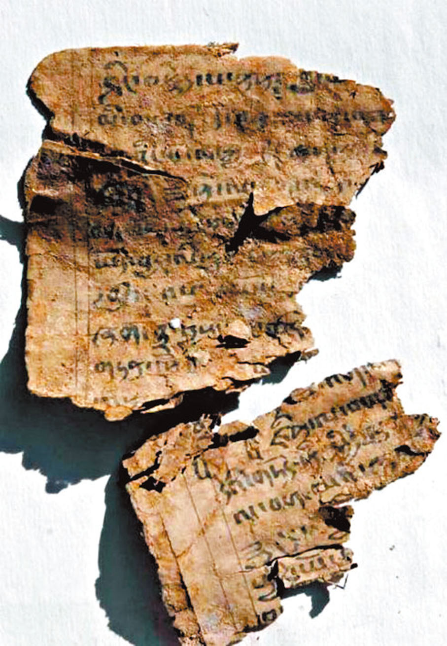 ◆工作人員就在一座泥塑佛像的腹內發現了佛教經卷。