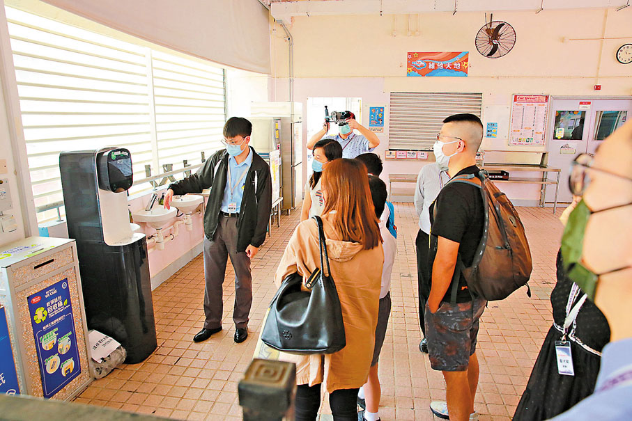 ◆ 環保先鋒同學向公眾人士介紹智能飲水機。 作者供圖