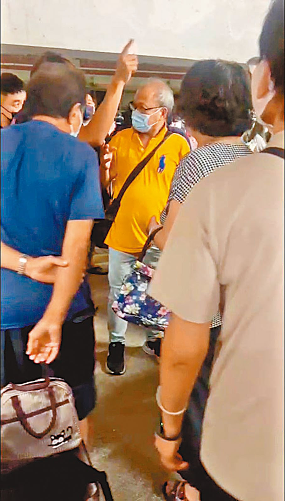 ◆大維修不時引起「圍標」疑雲,小業主與法團爭執,場面一度混亂。 受訪者供圖