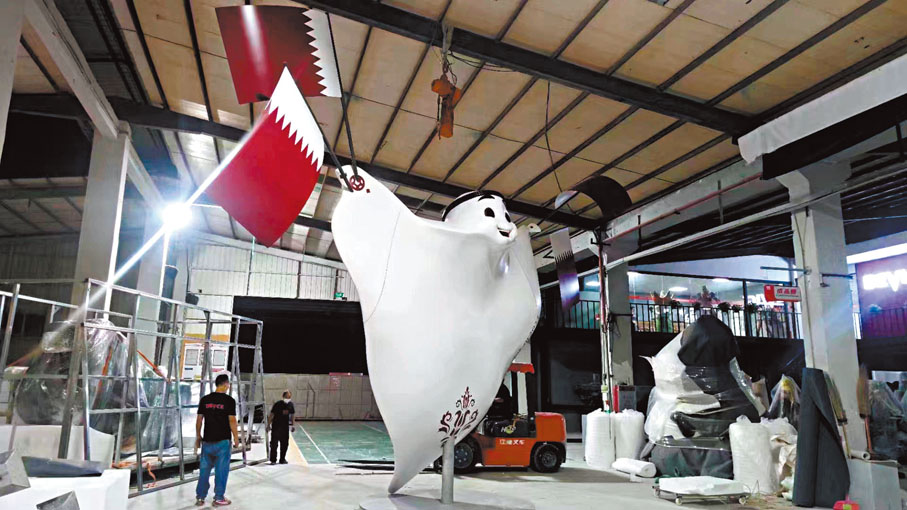 ◆王衛平製作了6款不同的卡塔爾世界盃吉祥物雕塑。  受訪者供圖